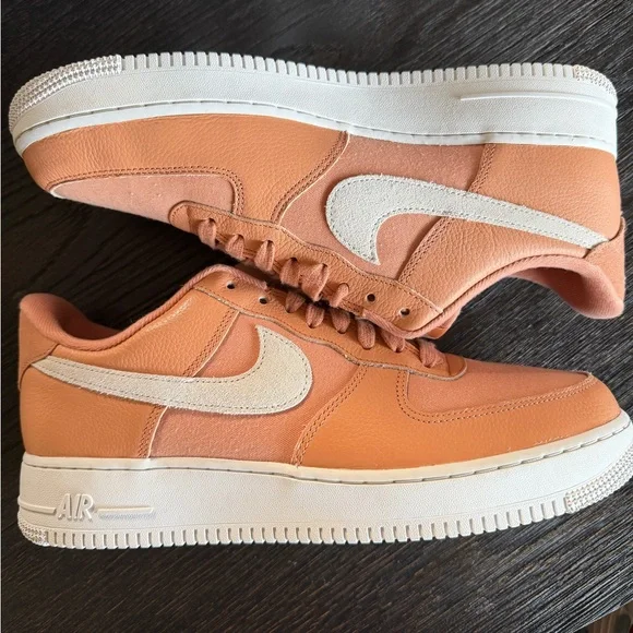NEW MEN'S NIKE AIR FORCE 1 '07 LX IN AMBER BROWN & PHANTOM! Size 11.5 - Picture 1 of 11